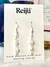 Load image into Gallery viewer, Freshwater Pearl and Diamante Earrings